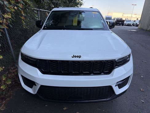 Used 2024 Jeep Grand Cherokee Limited w/ Black Appearance Package AWD/4WD image 2