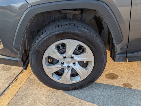 Used 2022 Toyota RAV4 LE image 9