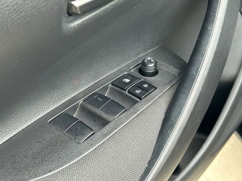 Used 2025 Toyota Corolla LE FWD image 22