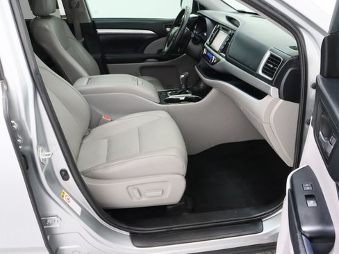 Used 2019 Toyota Highlander XLE FWD image 42