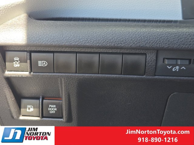 Used 2026 Toyota Sienna XLE FWD image 23