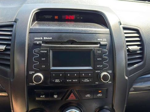 Used 2013 Kia Sorento LX image 16