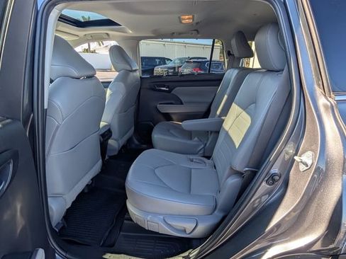Used 2022 Toyota Highlander XLE image 10