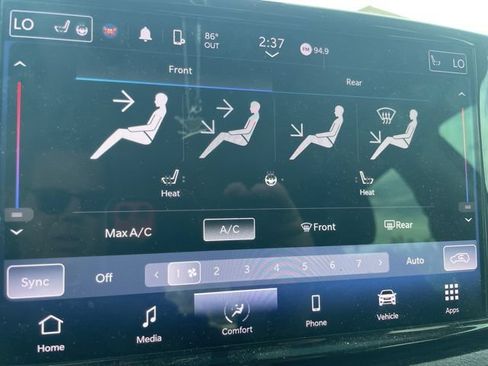 Used 2022 Chrysler Pacifica Touring-L AWD/4WD image 9