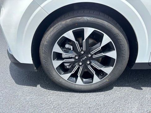Used 2023 Kia Carnival EX FWD image 10