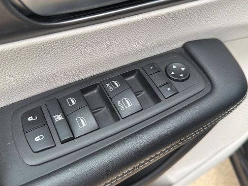 Used 2023 Chrysler Pacifica Touring-L FWD image 15