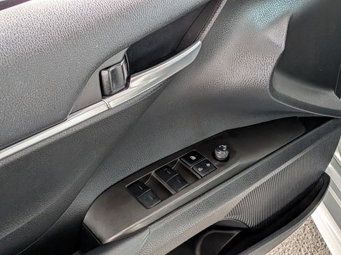 Used 2024 Toyota Camry SE image 9