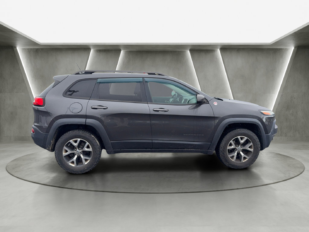 Used 2015 Jeep Cherokee Trailhawk w/ Cold Weather Group AWD/4WD image 8