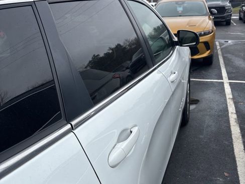 Used 2016 Jeep Cherokee Latitude w/ Cold Weather Group image 10