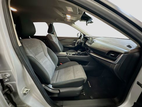 Used 2023 Nissan Rogue SV image 31