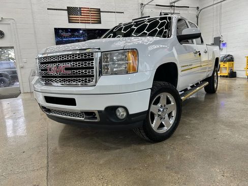 Used 2014 GMC Sierra 2500 Denali w/ Suspension Package, Off-Road image 3