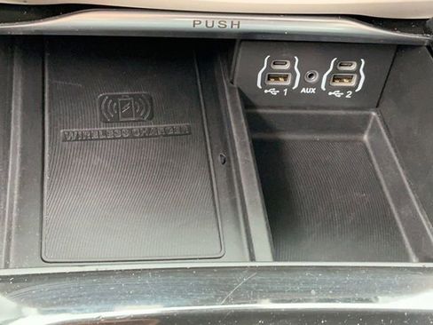 Used 2023 Chrysler Pacifica Limited FWD image 29