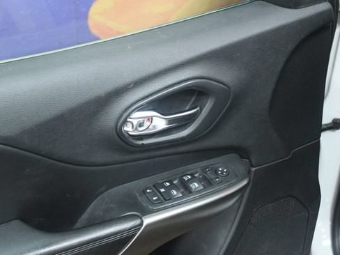 Used 2019 Jeep Cherokee Latitude w/ Cold Weather Group FWD image 13