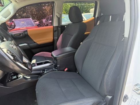 Used 2018 Toyota Tacoma SR5 AWD/4WD image 10