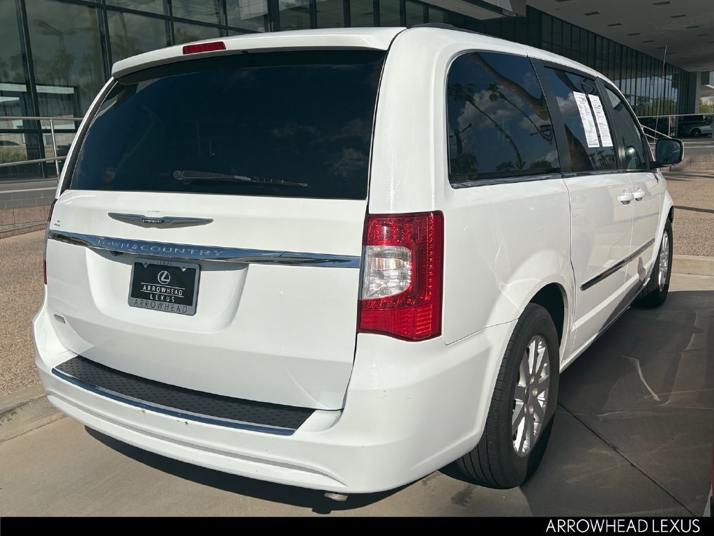 Used 2016 Chrysler Town & Country Touring FWD image 5