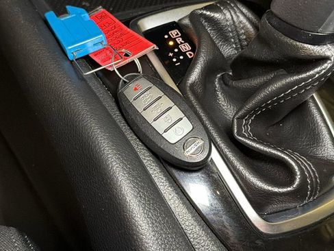 Used 2020 Nissan Rogue SV image 33