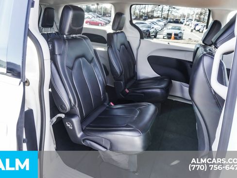 Used 2023 Chrysler Pacifica Touring-L image 25