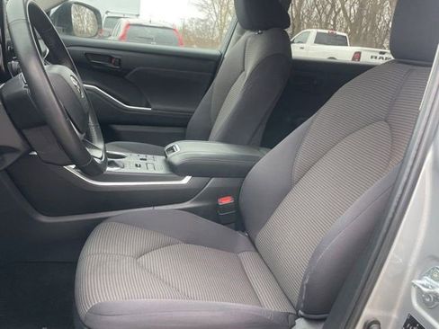 Used 2024 Toyota Highlander LE image 9