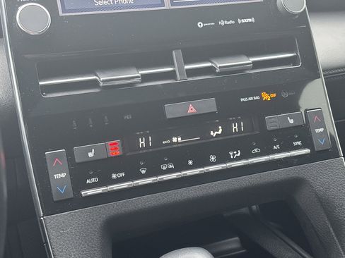 Used 2022 Toyota Avalon XLE image 19