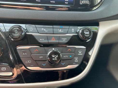Used 2024 Chrysler Pacifica Touring-L FWD image 20