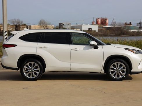 Certified 2021 Toyota Highlander Limited image 4