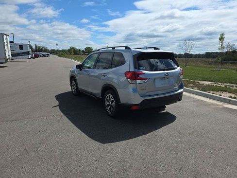 Used 2021 Subaru Forester Premium AWD/4WD image 5