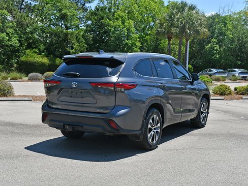 Used 2023 Toyota Highlander XLE AWD/4WD image 3