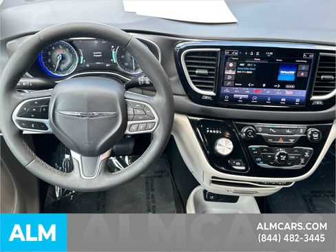 Used 2023 Chrysler Pacifica Touring-L FWD image 28