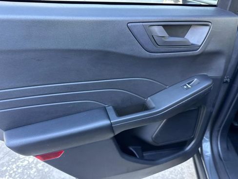 Used 2022 Ford Escape SE w/ SE Sport Appearance Package image 12