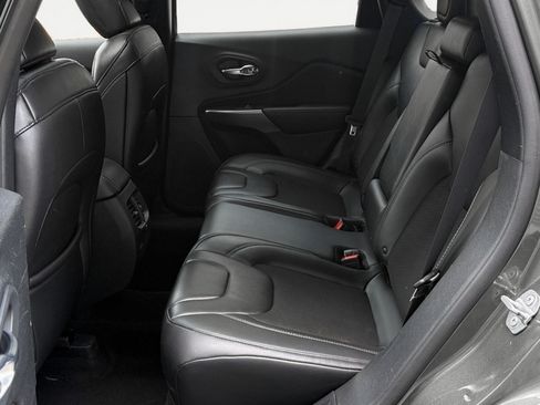 Used 2019 Jeep Cherokee Latitude Plus w/ Cold Weather Group AWD/4WD image 13