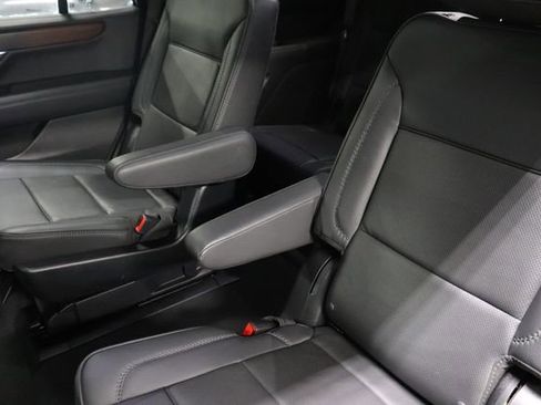Used 2025 GMC Yukon Denali AWD/4WD image 16
