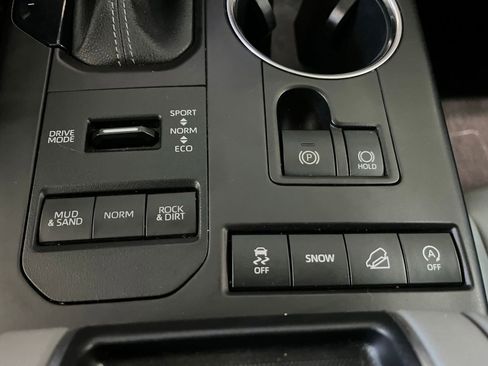 Used 2022 Toyota Highlander XLE AWD/4WD image 30