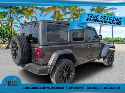 Used 2025 Jeep Wrangler Unlimited Sahara w/ Safety Group AWD/4WD image 3