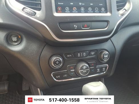 Used 2019 Jeep Cherokee Trailhawk w/ Cold Weather Group AWD/4WD image 22