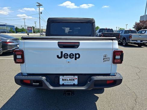 Used 2025 Jeep Gladiator Mojave AWD/4WD image 29