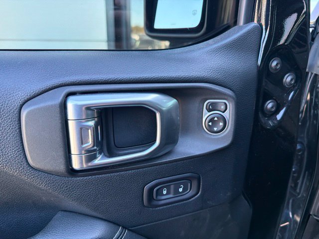 Used 2018 Jeep Wrangler Unlimited Sahara AWD/4WD image 5