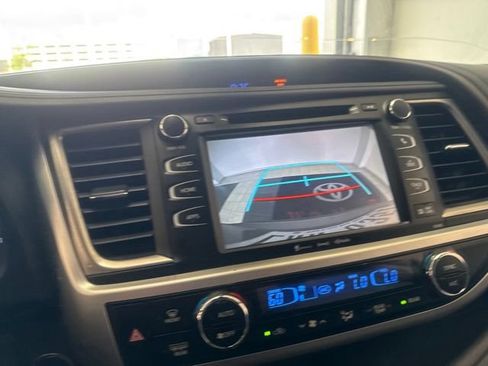 Used 2018 Toyota Highlander XLE FWD image 19