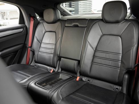 Certified 2023 Porsche Cayenne Platinum Edition image 29