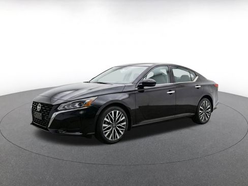 Used 2025 Nissan Altima 2.5 SV FWD image 3