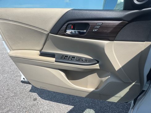 Used 2016 Honda Accord EX-L image 11