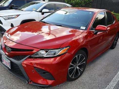 Used 2020 Toyota Camry SE image 2