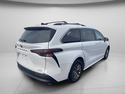 Used 2023 Toyota Sienna XLE image 11