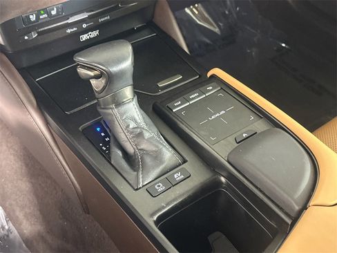 Used 2020 Lexus ES 300h w/ Premium Package image 31