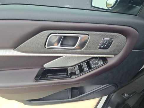 Used 2025 Ford Explorer Platinum image 21