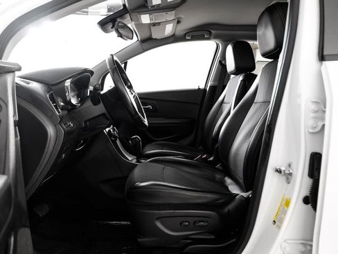 Used 2022 Chevrolet Trax LT w/ Driver Confidence Package image 3