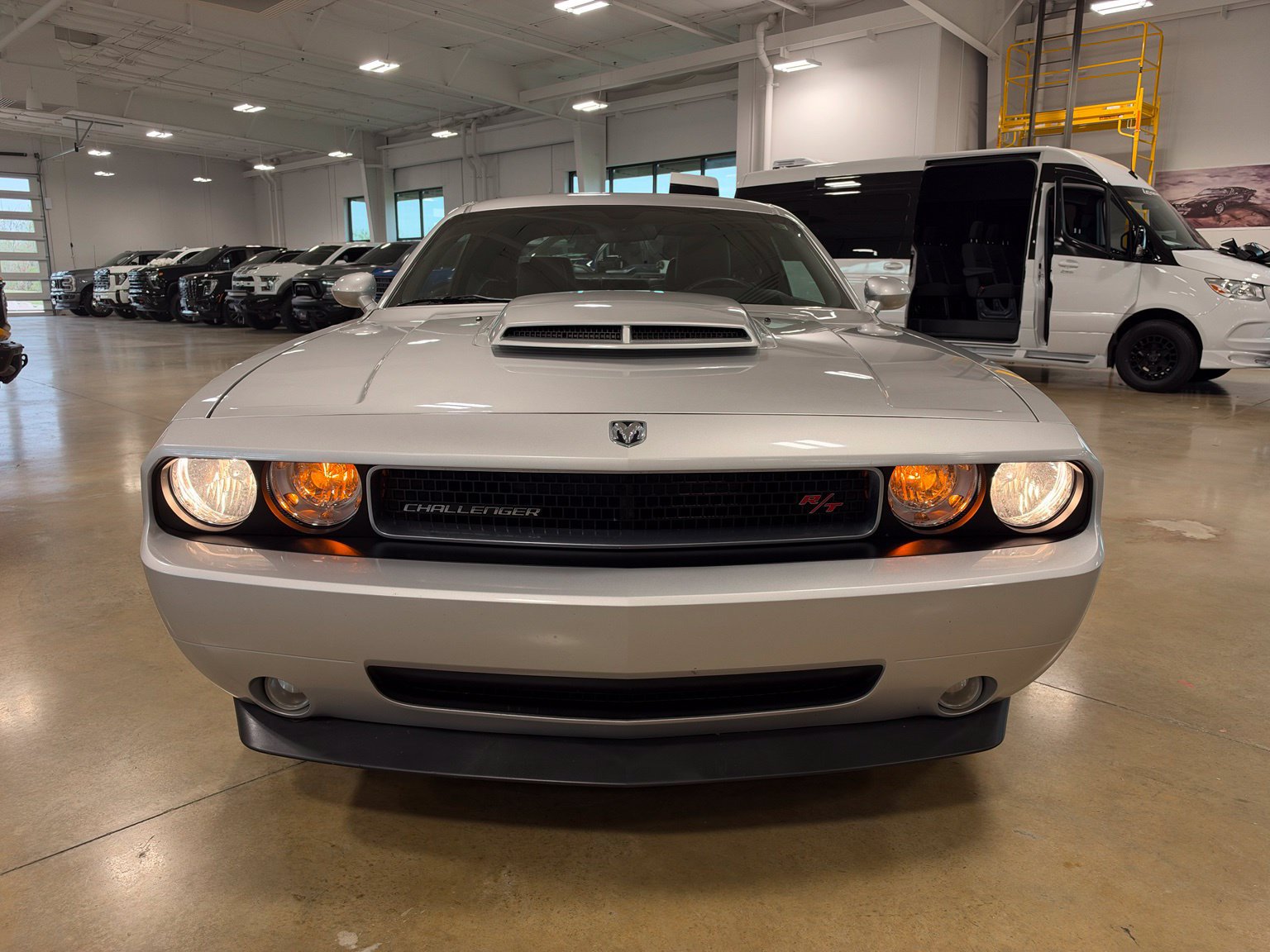 Used 2010 Dodge Challenger R/T RWD image 2