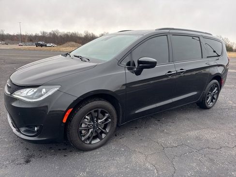 Used 2020 Chrysler Pacifica Touring-L w/ Advanced Safetytec Group image 1