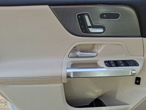 Used 2021 Mercedes-Benz GLB 250 4MATIC image 9
