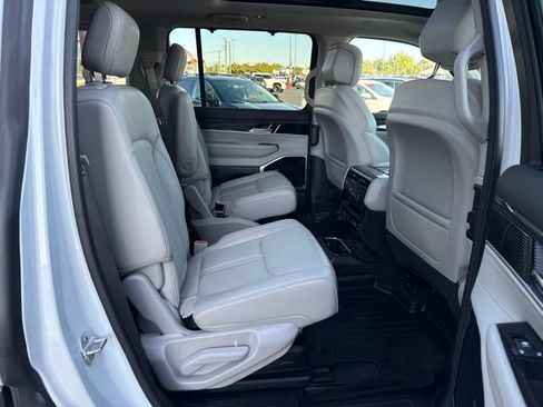 Used 2022 Jeep Wagoneer Series III w/ Premium Group I AWD/4WD image 20