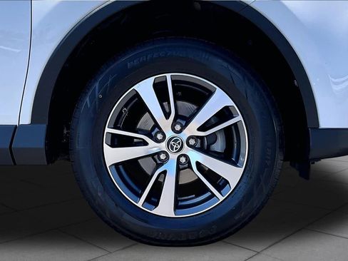 Used 2018 Toyota RAV4 XLE FWD image 9